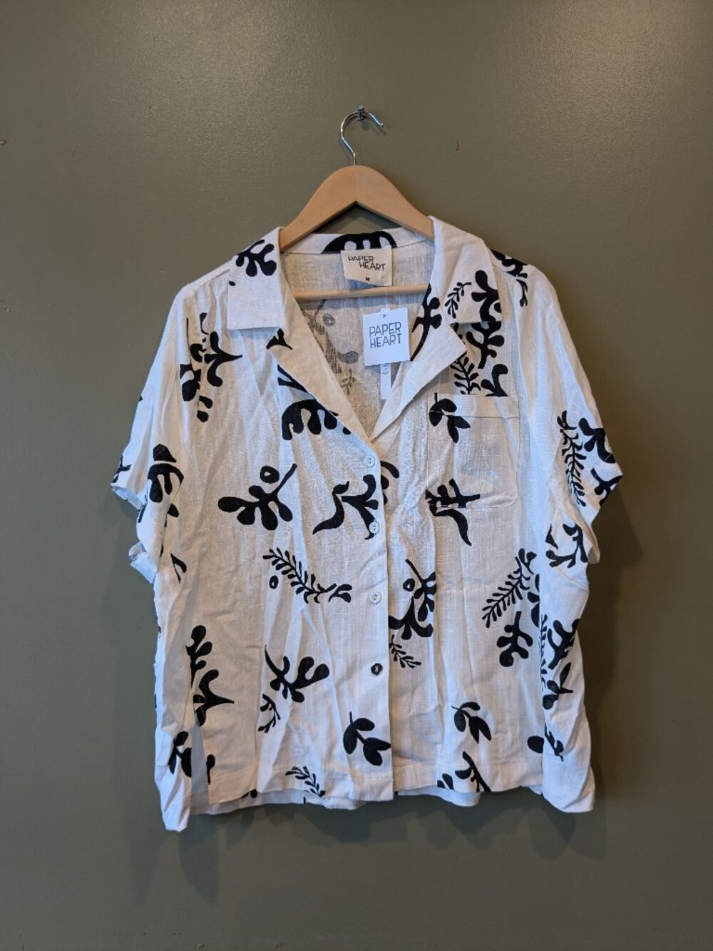 NWT Paper Heart Medium Linen Blend Short Sleeve Button Front Camp Shirt Graphic